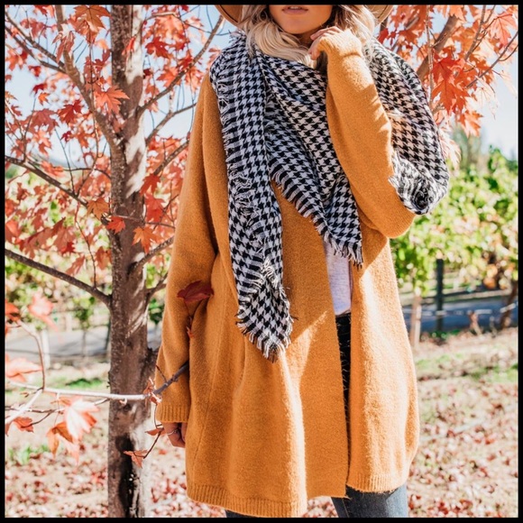 Houndstooth Blanket Scarf - Picture 3 of 4